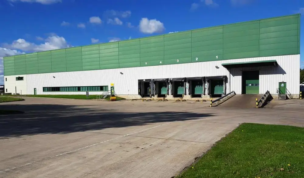Fechamento de galpão industrial